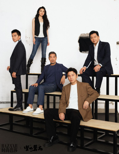 电影《坚如磐石》大片发布，张艺谋穿皮大衣出场叔气十足